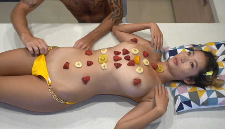 把小美女当作餐盘来吃下午茶，吃完就换大鸡巴来享用了