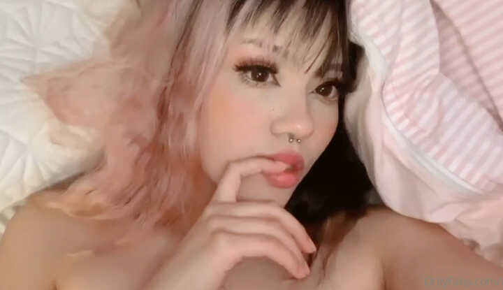 掰开粉嫩的小穴等你插入