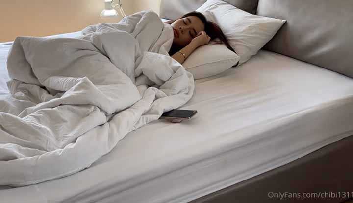 骗女友会晚回家，没想到拍到她自慰的样子