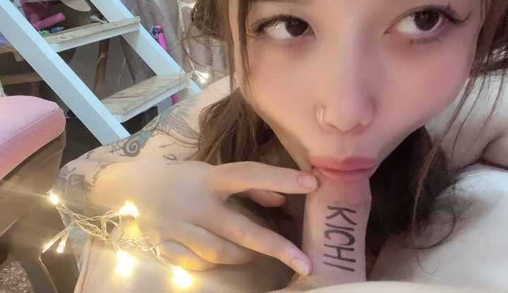 大眼可爱萝莉妹子～睡前吃个鸡解渴好入眠