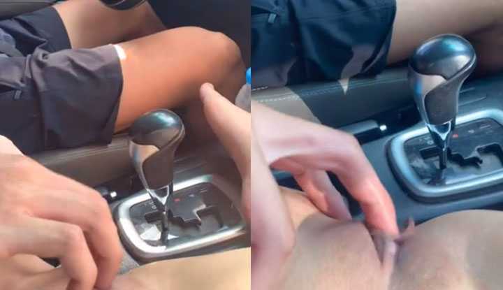 在车上就忍不住了，男友边开车边把手指插入我的小穴穴里～