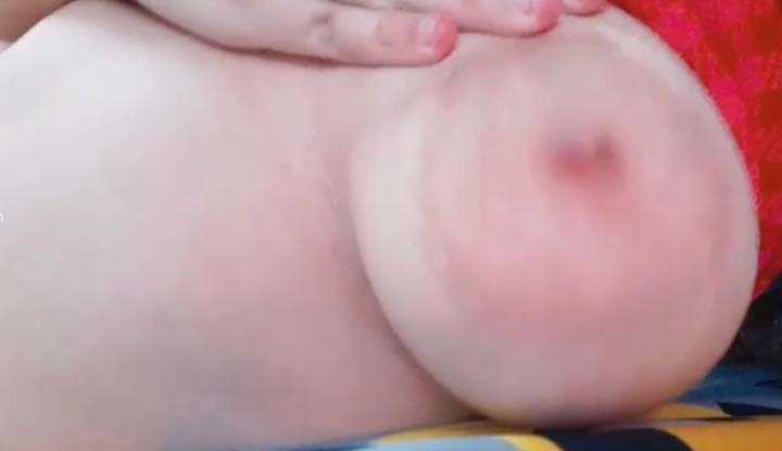 近距离拍摄玩弄巨乳淫穴你看骚不骚