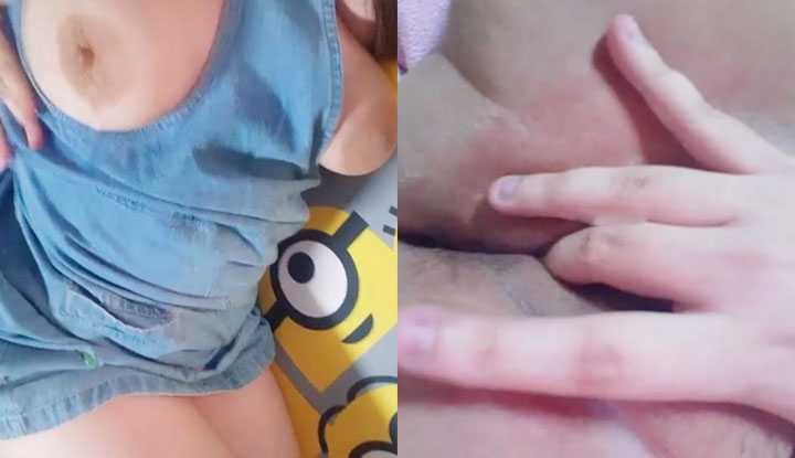 巨乳骚女淫荡自慰，手指都插进小穴里了～