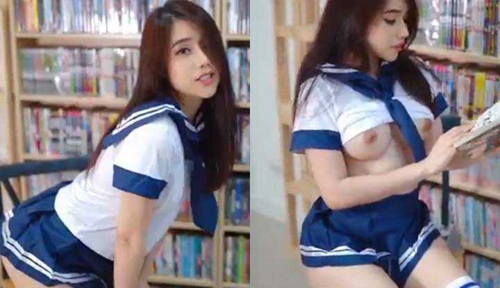 漂亮学生妹子在漫画店里露美奶