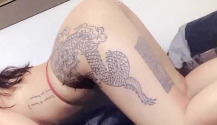 以经趴好翘着小屁屁，等你来用大鸡巴狠狠操我～