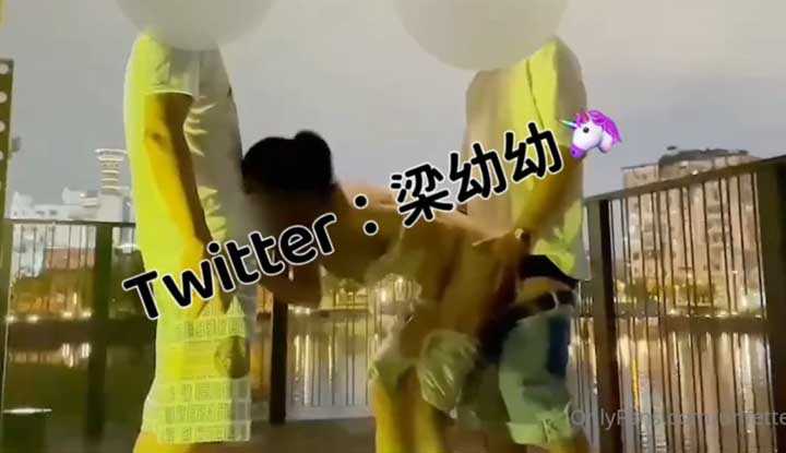 跑到阳台大搞3P～小嘴小穴都被满足了