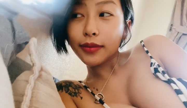 享受夏日时光，赖床到下午挤一下乳沟，崭露性感一下～