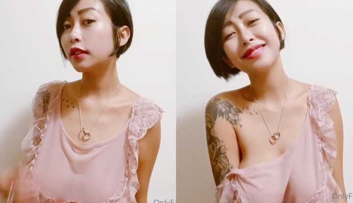 衣服不穿好，故意让肩带掉了下来，应该是要勾引男人吧～