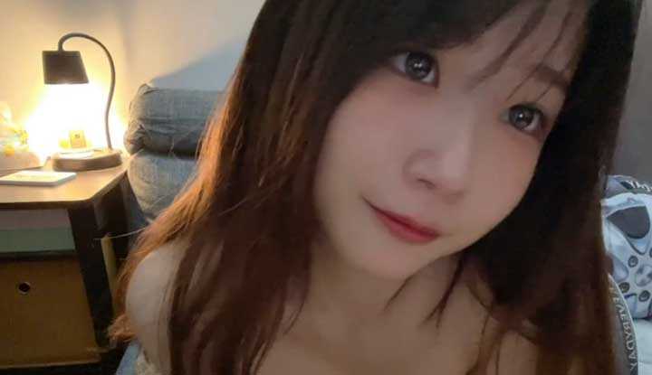 集中托高看起来很大耶～穿上蕾丝内裤更骚了