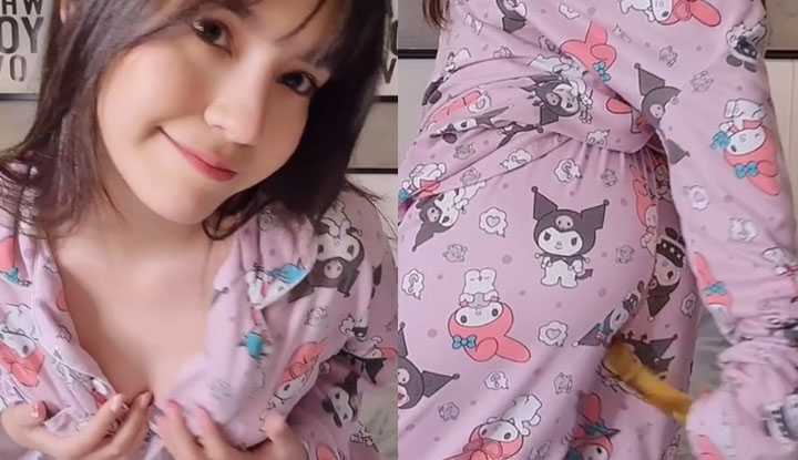 小美女穿着卡通睡衣玩弄美乳，还拿按摩棒棒试图想要插入小穴中玩弄～