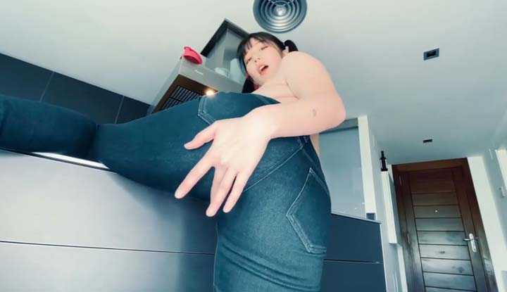 女友说要做菜给我吃，却在厨房脱光光诱惑我