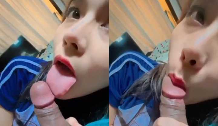 漂亮妹子手握肉棒舔食爱不释手