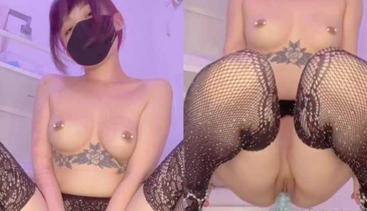 日本骚妹大开黑色网袜的M字腿骑乘假屌自慰