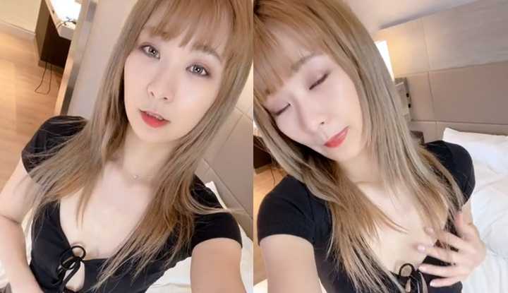 在旅馆自拍，把自己玩的好骚