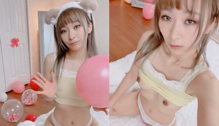 性感美女扮成骚母牛在气球上练习骑肉棒