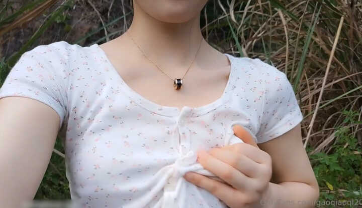 爬山散步偷偷玩一下小穴