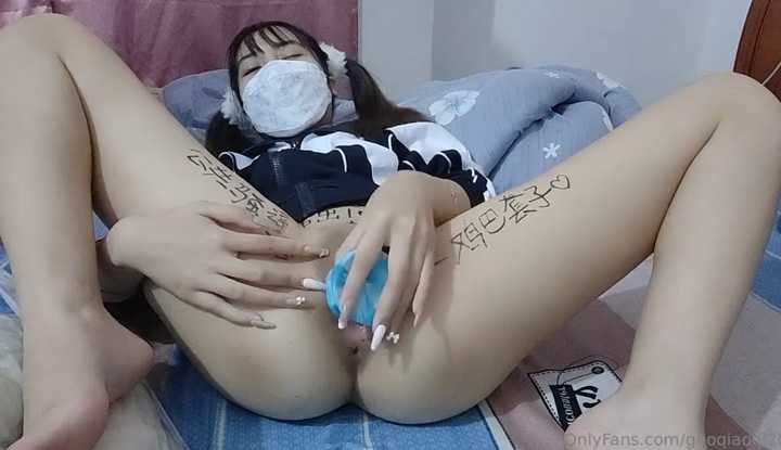 马尾可爱小妹妹～掰开小穴插入假屌还淫语不断真骚