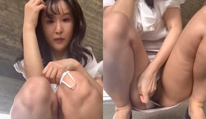 跑到没人的角落里，偷偷露出小骚逼透透气