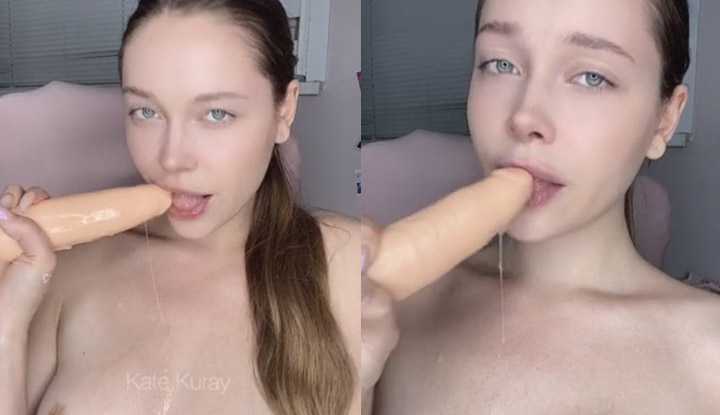 太久没约炮了，只好拿起假屌来过过瘾