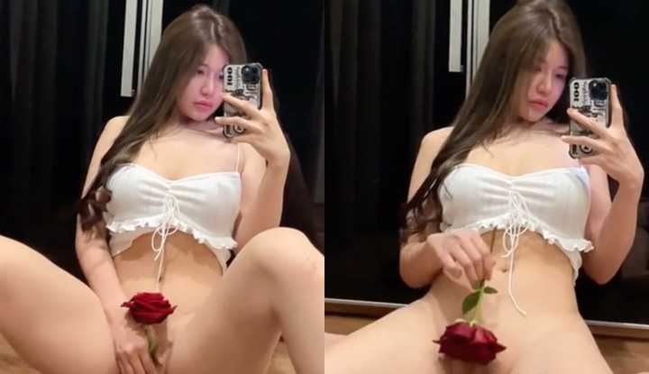 跟手上这朵红玫瑰花一样娇艳欲滴的骚穴