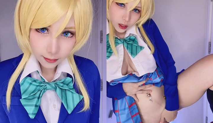 正妹张开双腿职摸穴，露出美尻诱惑你