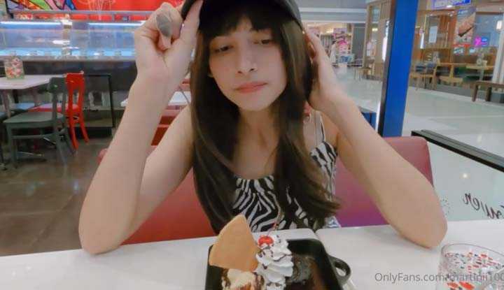 台面上表面清纯，桌面下塞着跳蛋偷享受