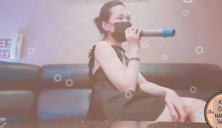 和苡若一起唱歌还能在包厢坏坏喔