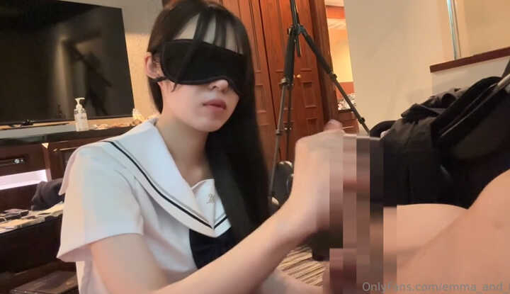 女友扮演学生妹口交，蒙起眼来放得比较开