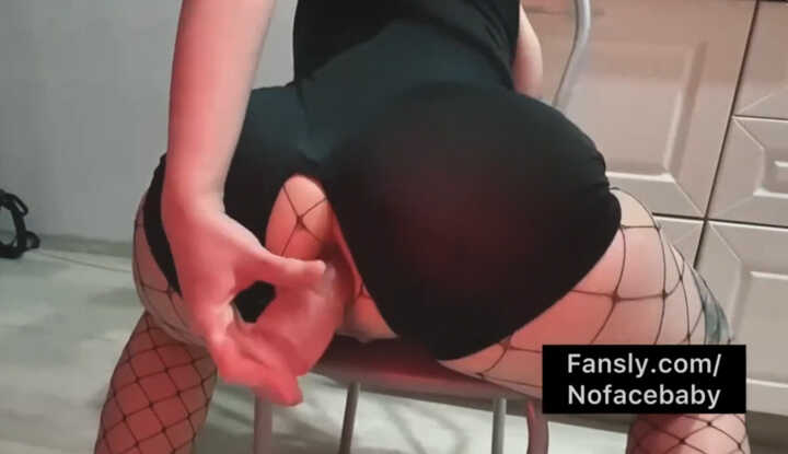 nofacebaby 穿着鱼网袜，用鸡巴深入菊花