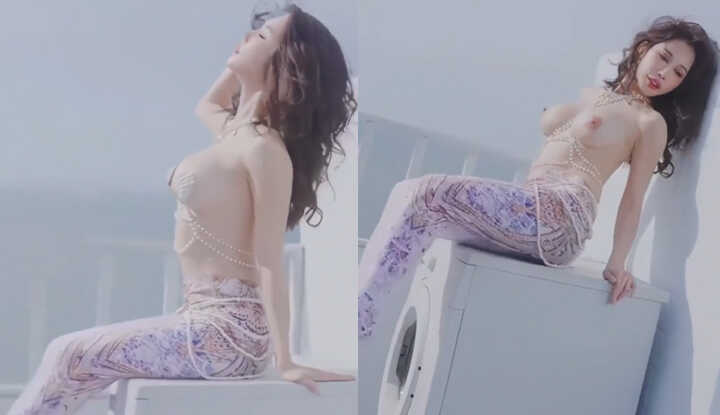 完美爆乳美人鱼 和科学“勃”士在有钢琴的花丛中啪啪