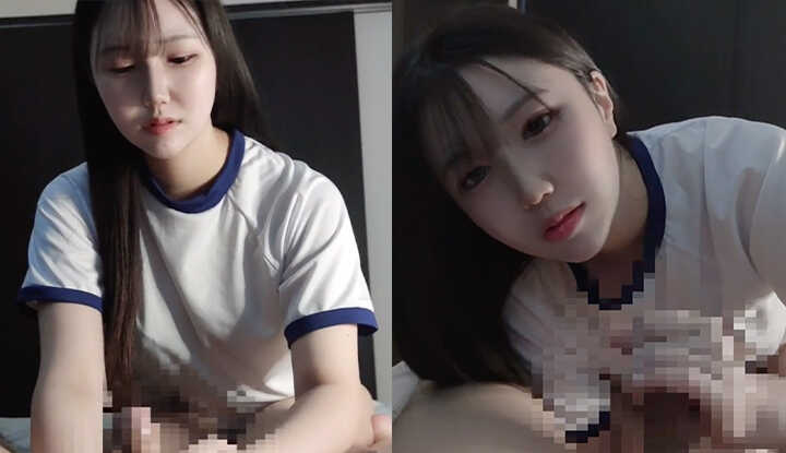 运动服小妹来帮大叔打飞机，可爱小嘴含进大棒棒