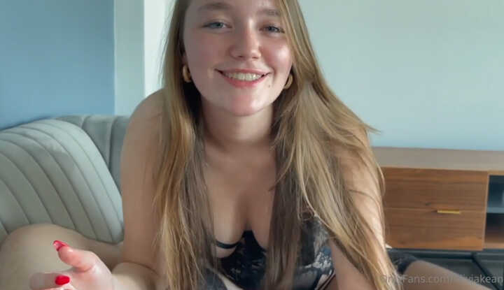 金发美女最喜欢玩弄大屌，用双手就会抚慰你的小弟弟