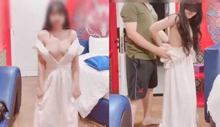 在房间偷偷露奶自拍，让外送员把我的外衣脱掉