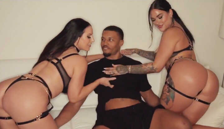 看到小哥哥的大鸡巴，饥渴巨乳姊妹马上脱下来享用