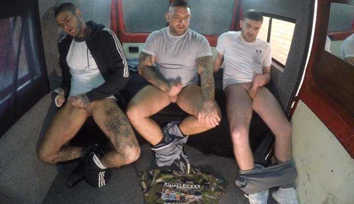 好兄弟就是要一起尻枪射在同件衣服上作纪念