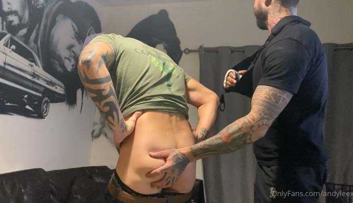 直男间幼稚的玩耍，会不会玩到擦枪走火呢