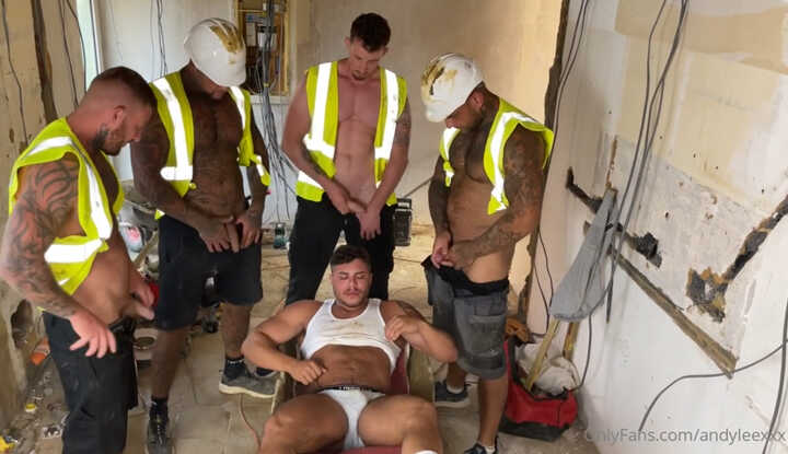 今天我们在建筑工地里，让学徒成为我们的精液抹布