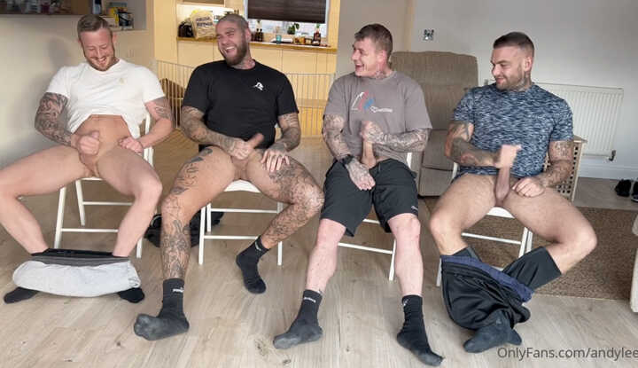 最喜欢我的朋友们聚在一起打飞机，一起脱光打更舒服