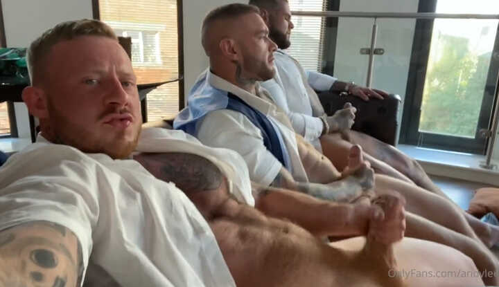 制服壮汉们的派对后狂欢，看谁射的必较多