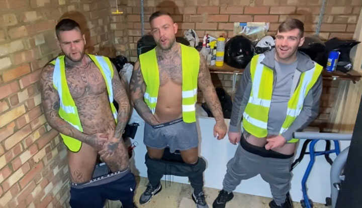 顽皮的建筑工人们在工作结束后，与兄弟们一起尻一发爽一下