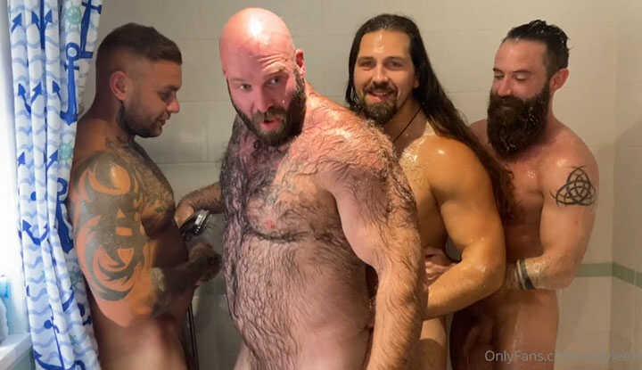 一群肌肉大汉们挤在一间小小浴室里，互相搓背展现兄弟情