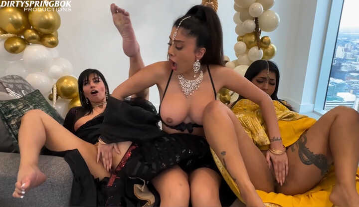 巨乳闺蜜不小心闯入开斋节派对！