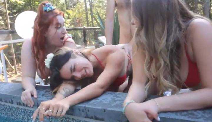 Isla Moon最喜欢和姊妹们一起度假了，干脆来场欢愉的4P性爱