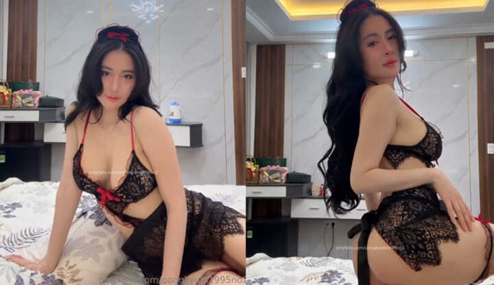 pong kyub 穿着火辣性感黑色蕾丝自慰