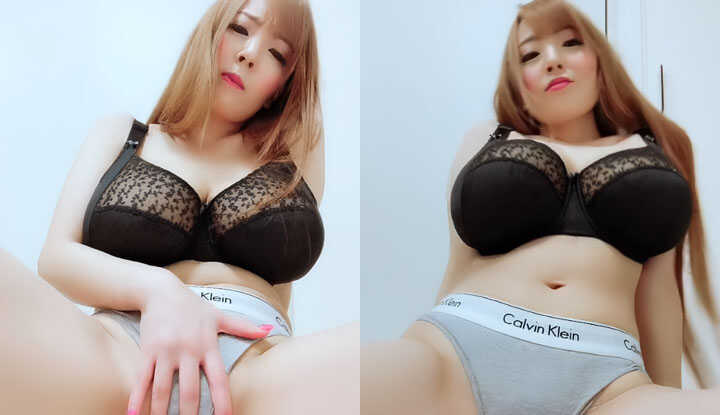 爆乳御姐穿上CK内裤，运用灵活手指搓小穴