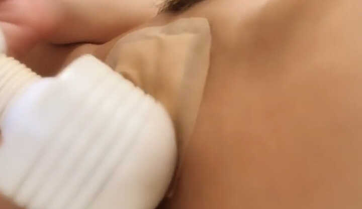 Hitomi 的紧实小穴需要时常放松一下