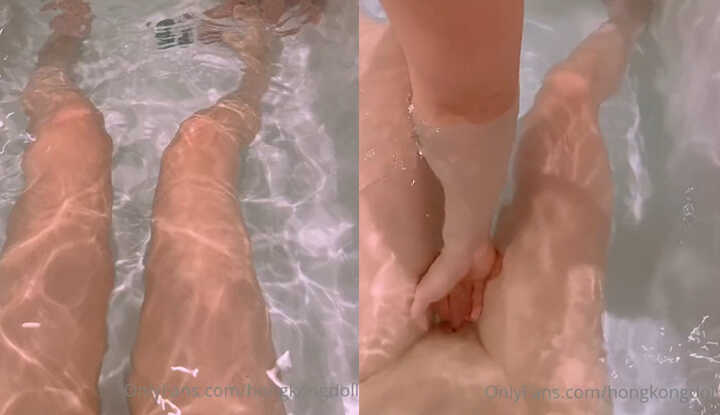 HongKongDoll 的泡澡时间，要一起来吗？