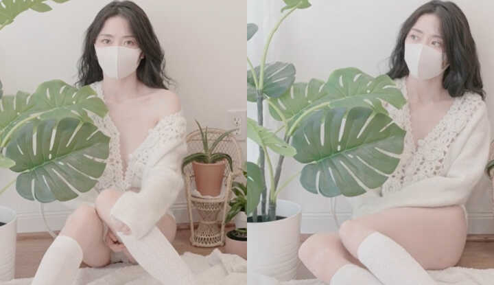 HongKong Doll -邻家女孩穿着白丝袜拍摄