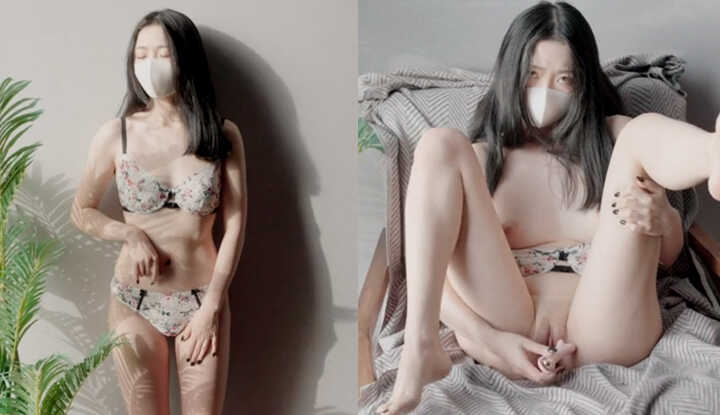 性感碎花内衣首次自拍，白虎小穴按摩高潮