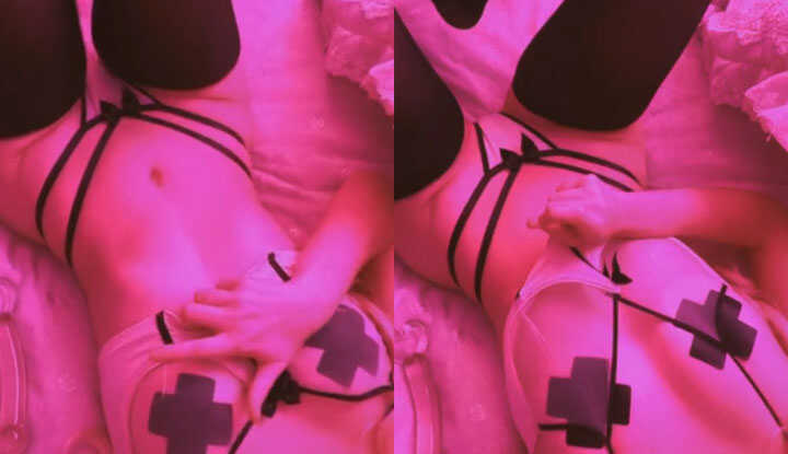 Belle Delphine-躺在床上玩奶子